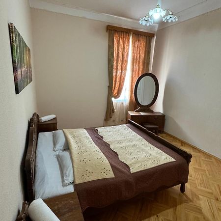 Host N1 Apartment Kutaisi Bagian luar foto