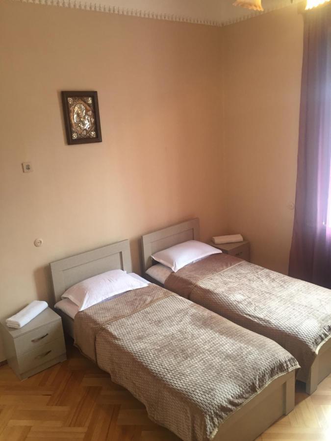 Host N1 Apartment Kutaisi Bagian luar foto