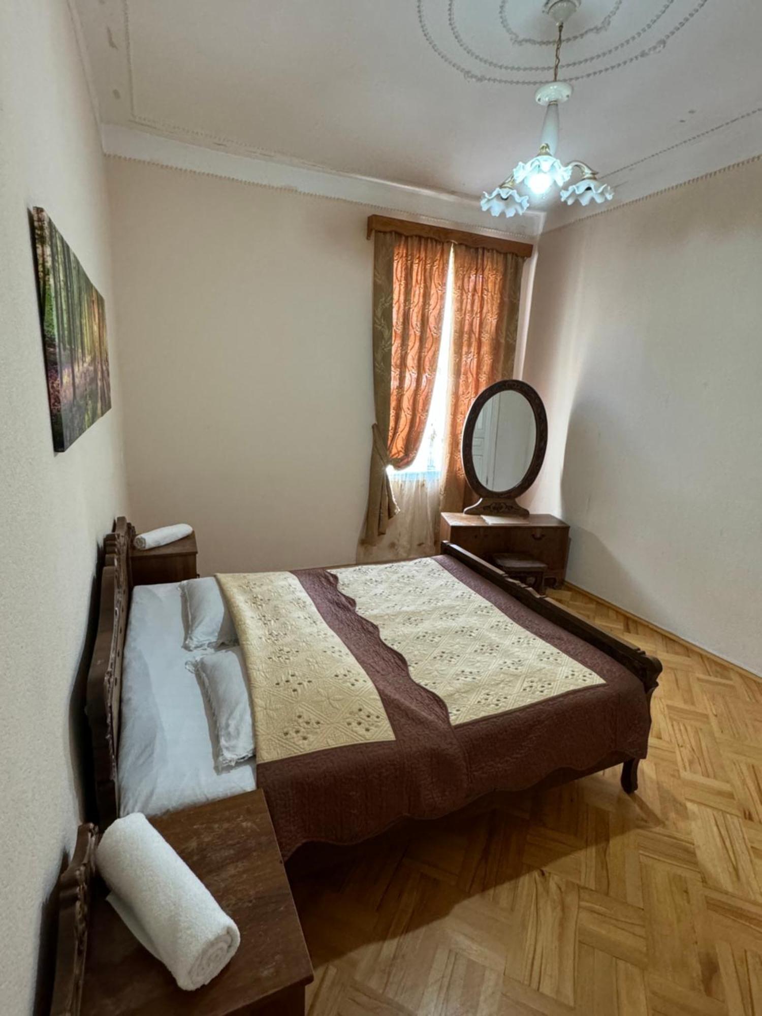 Host N1 Apartment Kutaisi Bagian luar foto